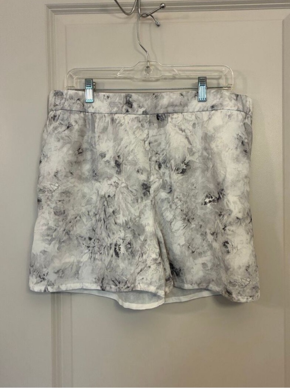 Lululemon flat front relaxed shorts 4.5 inches women’s size 12 